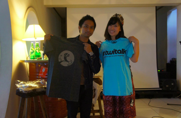 Saling bertukar kaos dengan Pungkas Riandika, Founder #Twitalk Saling bertukar kaos dengan Pungkas Riandika, Founder #Twitalk