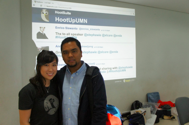 Community Celebratoire HootSuite berpose bersama Bapak Blogger Indonesia, Pak Enda Nasution Community Celebratoire HootSuite berpose bersama Bapak Blogger Indonesia, Pak Enda Nasution