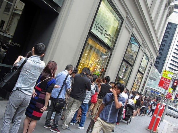 Crowds queue