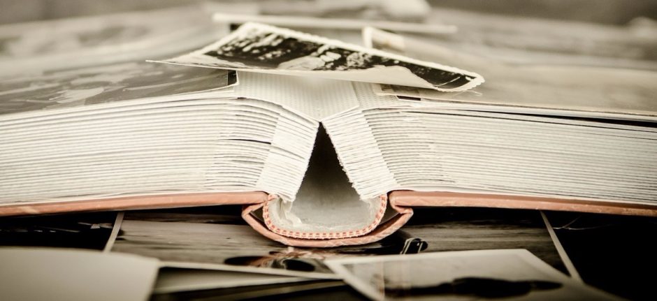 Derechos de autor - Libro e imagen antigua en redes sociales