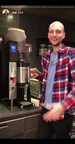 Histoire Instagram d'un employé de MailChimp prenant un café