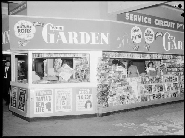 Black and white photo of a newspaper stand from the mid 20th century