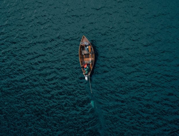 vue aérienne d'un bateau de pêche dans l'océan